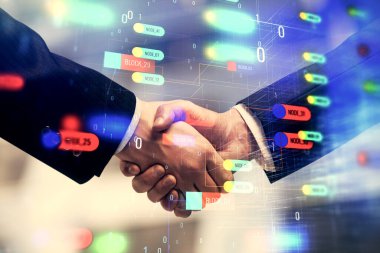 İki kişinin veri temalı hologramı ve el sıkışması. Bilişim endüstrisi konseptinde ortaklık.