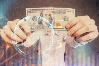 Dünya haritasının iki katına çıkarılması hologram, dolar banknotları ve insan eli..