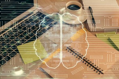 Masa arkasında kahve ve eşyalar olan iki kat beyin çizimi ve masaüstü görüntüsü. Araştırma kavramı.