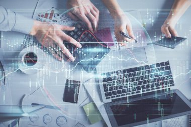 Birlikte çalışan kadın ve erkeğin çifte pozu ve finansal grafik hologramı çizimi. Pazar analizi konsepti. Bilgisayar arkaplanı. Üst Görünüm.