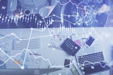Birlikte çalışan kadın ve erkeğin çifte pozu ve finansal grafik hologramı çizimi. Pazar analizi konsepti. Bilgisayar arkaplanı. Üst Görünüm.