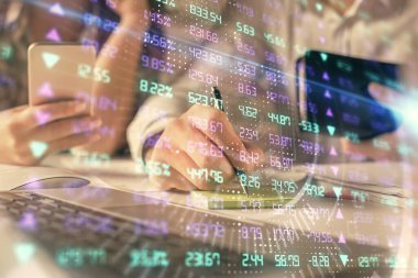 Kadın ve erkeğin birlikte çalışması ve finansal grafik hologramı. İş konsepti. Bilgisayar arkaplanı.