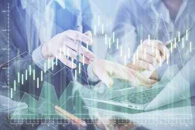 Birlikte çalışan kadın ve erkeğin birden fazla pozu ve finansal grafik hologramı. İş konsepti. Bilgisayar arkaplanı.