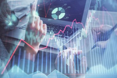 Kadın ve erkeğin birlikte çalıştığı çifte pozlama ve ön plan hologramı. İş konsepti. Bilgisayar arkaplanı.