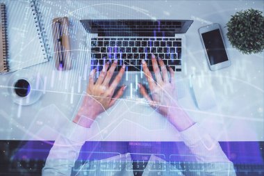 Bilgisayar ve ön x çizim hologramı üzerinde çalışan kadın elleri çift pozlama. Üst Manzara. Mali analiz kavramı.