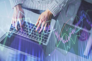 Bilgisayar ve ön x çizim hologramı üzerinde çalışan kadın elleri çift pozlama. Üst Manzara. Mali analiz kavramı.