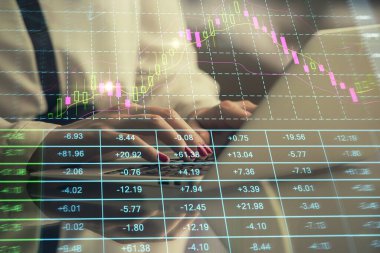 İşkadını ellerinin bilgisayar ve finansal grafik hologramı çizimlerinde çifte pozlama. Borsa analizi kavramı.