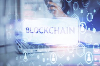 Bilgisayarda ve kripto piyasa temalı hologram çizimlerinde kadın elinin çifte pozu. Engelleme zinciri kavramı.