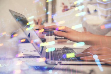 Bilgisayar ve veri temalı hologram çizimleri üzerinde çalışan kadın ellerine çok fazla maruz kalma. Teknoloji kavramı.