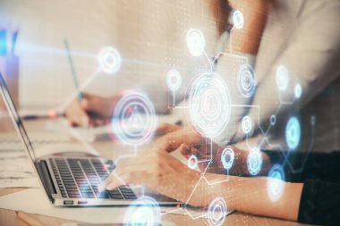 Bilgisayar ve veri temalı hologram çizimlerinde çalışan kadın elleri çift pozlama. Teknoloji kavramı.