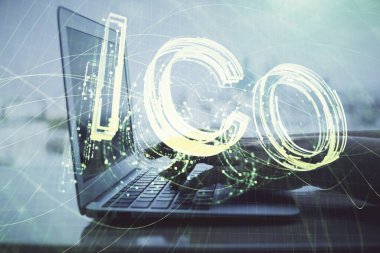 Bilgisayarda ve kripto piyasa temalı hologram çizimlerinde kadın elinin çifte pozu. Engelleme zinciri kavramı.