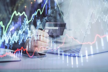 İnternetten alışveriş yapan kadının elinde kredi kartı ve mali grafik çizimi var. Borsa E-ticaret kavramı.