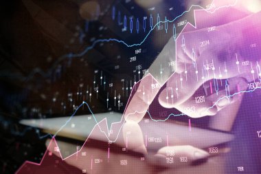 Bir adamın elini tutarken ve dijital bir cihaz ve ön grafik çizimi kullanırken çift pozlama. Finansal piyasa kavramı.