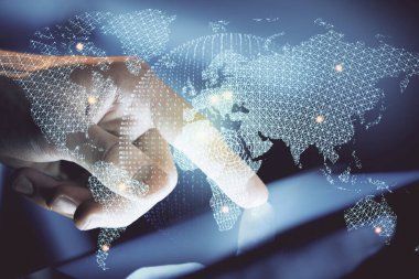 Adamın elini tutarken ve telefon kullanırken ve uluslararası iş teması çizerken çift pozlama.