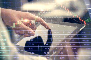 Bir adamın el ele tutuşması ve telefon ve finansal çizim kullanması. Pazar analizi kavramı.