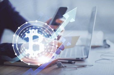 Bir adamın elini tutarken ve telefon ve kripto para birimi engelleme teması kullanırken çift pozlama.