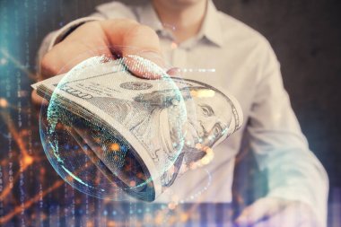 Dünya haritasının iki katına çıkarılması hologram, dolar banknotları ve insan eli..