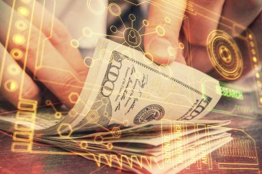 Teknolojinin iki katına çıkması hologram, dolar banknotları ve insan eli. Veri kavramı