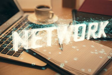 Teknoloji temalı çizimlere ve masaüstüne kahve ve masa arkasında eşyalar ile çifte pozlama. Veri araştırması kavramı.