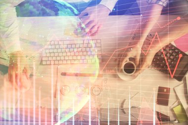 Birlikte çalışan kadın ve erkeğin çifte pozu ve finansal grafik hologramı çizimi. Pazar analizi konsepti. Bilgisayar arkaplanı. Üst Görünüm.