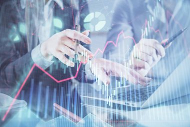 Birlikte çalışan kadın ve erkeğin birden fazla pozu ve finansal grafik hologramı. İş konsepti. Bilgisayar arkaplanı.