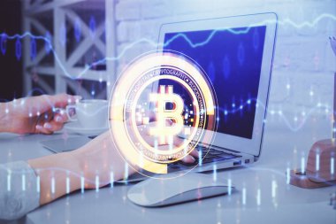 Bilgisayarda ve kripto piyasa temalı hologram çizimlerinde kadın elinin çifte pozu. Engelleme zinciri kavramı.