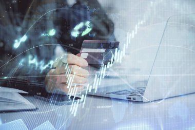 İnternetten alışveriş yapan kadının elinde kredi kartı ve mali grafik çizimi var. Borsa E-ticaret kavramı.