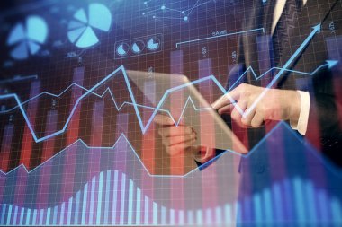 Bir adamın elini tutarken ve dijital bir cihaz ve ön grafik çizimi kullanırken çift pozlama. Finansal piyasa kavramı.