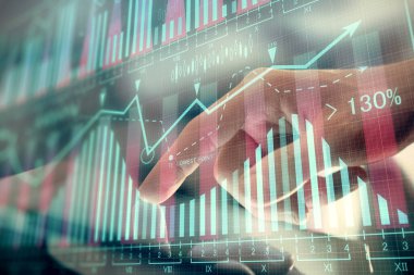 Dijital telefon ve forx grafik çizimi kullanarak adamın elini tutarken birden fazla pozlama. Finansal piyasa kavramı.