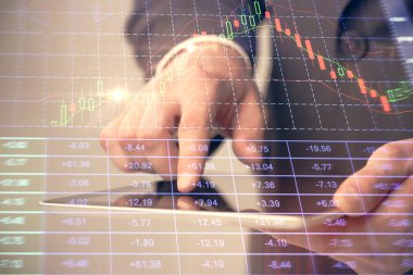 Bir adamın el ele tutuşması ve telefon ve finansal çizim kullanması. Pazar analizi kavramı.