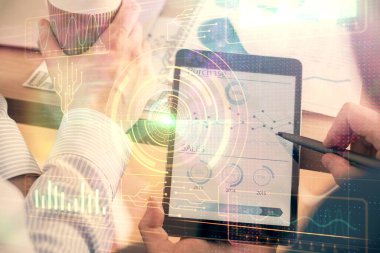 Dijital bir cihaz ve veri temalı çizim kullanan bir adamın el ele tutuşması. Yenilik kavramı.