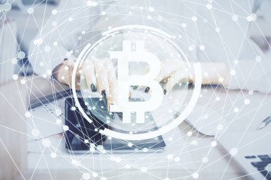 Hologram ve cep telefonu kullanan bir kadın tarafından iki kez görüntülenir..