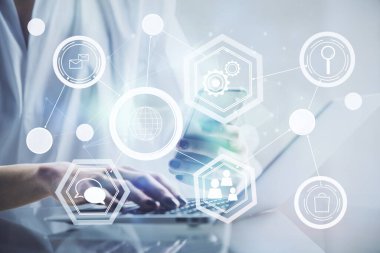 Sosyal ağda çifte pozlama hologram ve cep telefonu kullanan bir kadın..