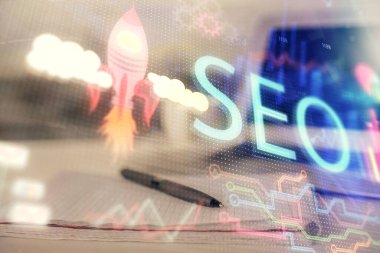 SEO çizimlerine ve açık defter arkaplanı olan masalara çoklu pozlama. Arama optimizasyonu kavramı