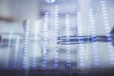 Ofisteki kahve fincanının arka planında iki kat fotograf var. Finansal analiz ve başarı kavramı.