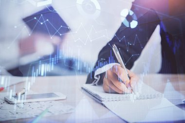 Ön x çizelgesinin arka plan notları alan insanların üzerini çizerken çift pozlama. Mali analiz kavramı