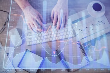 İnsan elinin bilgisayar klavyesine ve forx grafik hologramı çizimine çoklu pozlama. Üst Manzara. Finans piyasası kavramı.