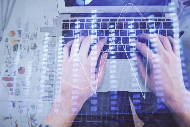 Dizüstü bilgisayarda klavye ve forx grafik hologram çizimlerini yazarken çift pozlama. Üst Manzara. Finans piyasası kavramı.