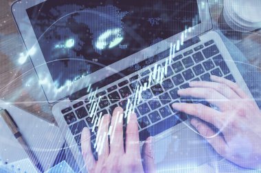 İnsan elinin bilgisayar klavyesinde ve forx grafik hologramının üzerinde yazarken çifte pozlama. Üst Manzara. Finans piyasası kavramı.