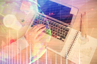 İnsan elinin bilgisayar klavyesinde ve forx grafik hologramının üzerinde yazarken çifte pozlama. Üst Manzara. Finans piyasası kavramı.