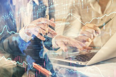 Kadın ve erkeğin birlikte çalıştığı çifte pozlama ve ön plan hologramı. İş konsepti. Bilgisayar arkaplanı.