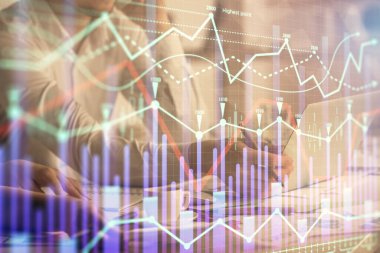 Birlikte çalışan kadın ve erkeğin birden fazla pozu ve finansal grafik hologramı. İş konsepti. Bilgisayar arkaplanı.