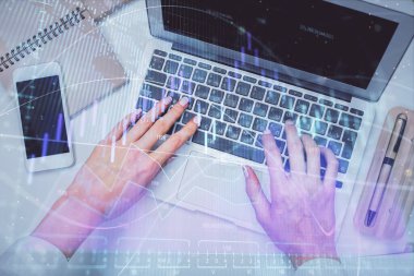 Bilgisayar ve ön grafik hologram çizimi üzerinde çalışan kadın elleri çift pozlama. Üst Manzara. Mali analiz kavramı.