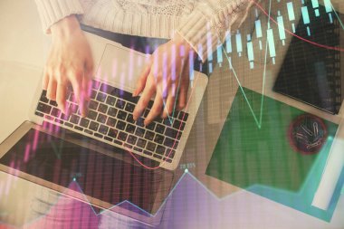 Bilgisayar ve ön x çizim hologramı üzerinde çalışan kadın elleri çift pozlama. Üst Manzara. Mali analiz kavramı.