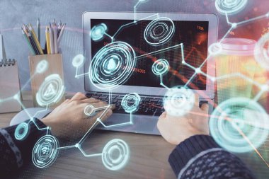 Kadın elinin bilgisayar ve sosyal ağ temalı hologram çizimlerinde çifte pozlama. Halk medyası kavramı.