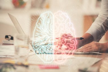 Bilgisayar ve beyin hologramı çizimleri üzerinde çalışan kadın elleri çift pozlama. Ai kavramı.