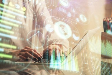 Bilgisayar ve veri temalı hologram çizimlerinde çalışan kadın elleri çift pozlama. Teknoloji kavramı.