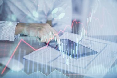 Bir adamın elini tutarken ve dijital bir cihaz ve ön grafik çizimi kullanırken çift pozlama. Finansal piyasa kavramı.