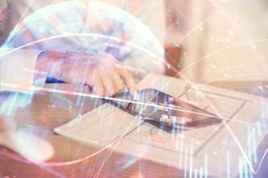 Bir adamın elini tutarken ve dijital bir cihaz ve ön grafik çizimi kullanırken çift pozlama. Finansal piyasa kavramı.