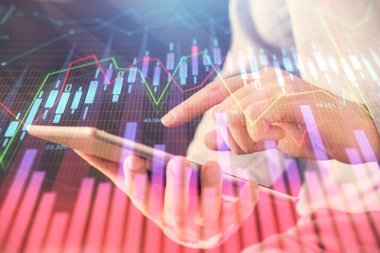 Bir adamın elini tutarken ve dijital bir cihaz ve ön grafik çizimi kullanırken çift pozlama. Finansal piyasa kavramı.
